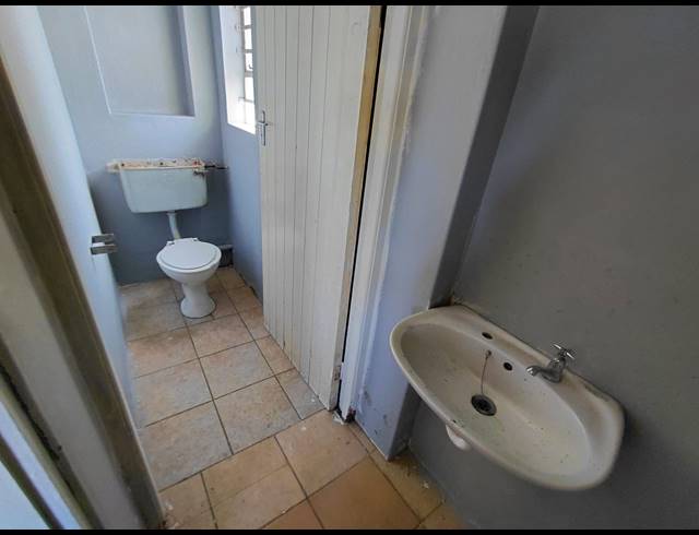 240M² BUILDING FOR SALE IN JEFFREYS BAY CENTRAL